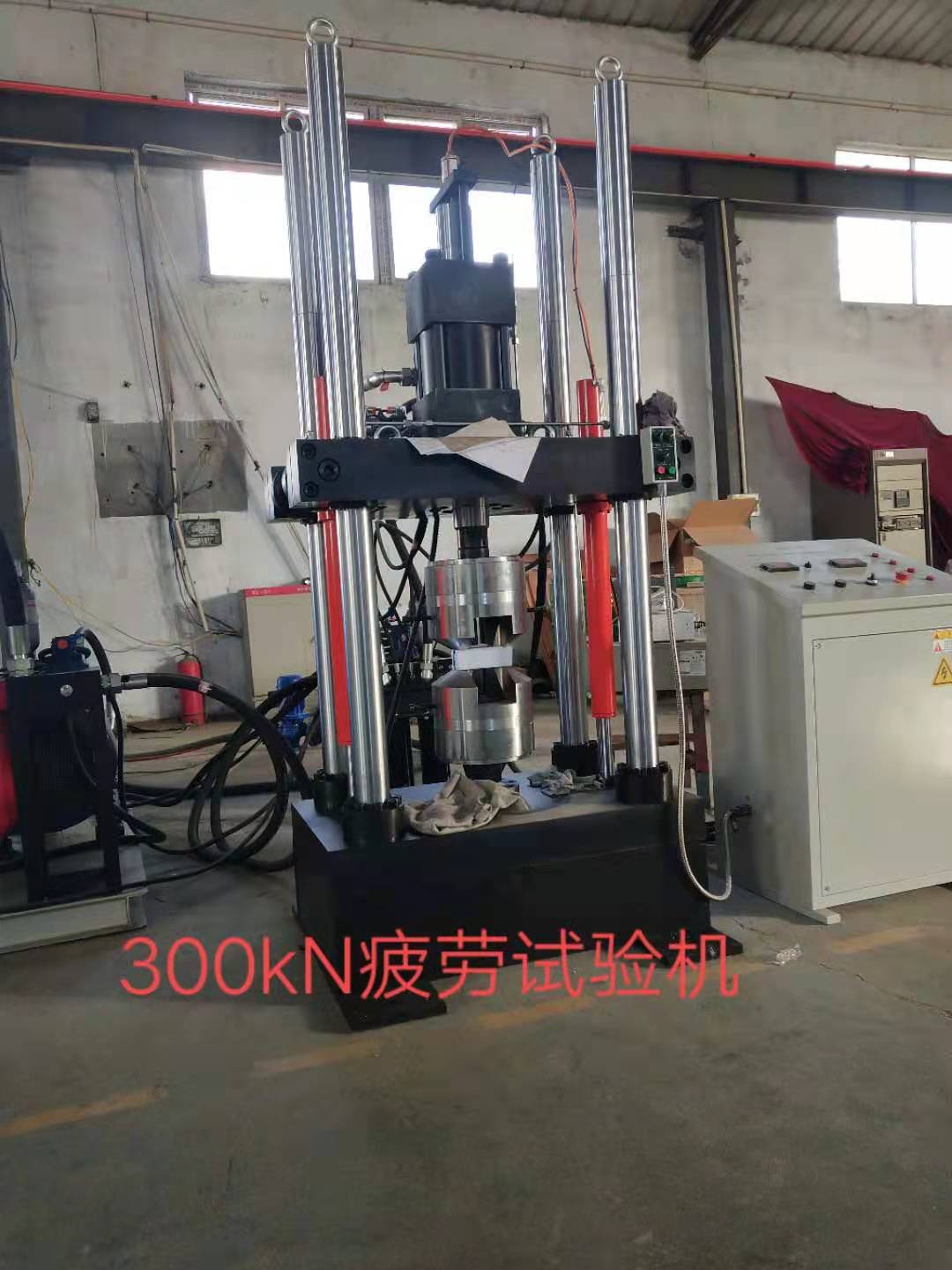 濟(jì)南新時代試金試驗(yàn)機(jī)廠出口俄羅斯、30噸疲勞試驗(yàn)機(jī)